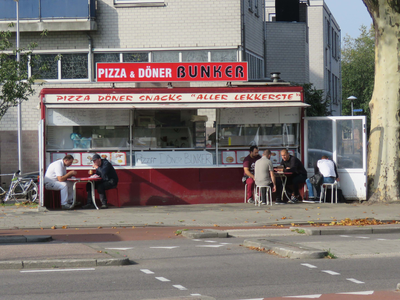 833834 Afbeelding van de snackbar 'Pizza-Döner Bunker ', bij de kruising van de Nijenoord en de Omloop te Utrecht.